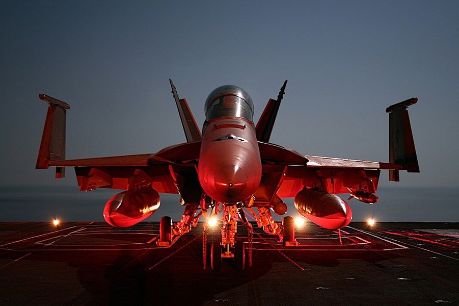 [ẢNH] ‘Soi’ sức mạnh tiêm kích hạm F/A-18E/F Mỹ đang nhào lộn trên biển Đông