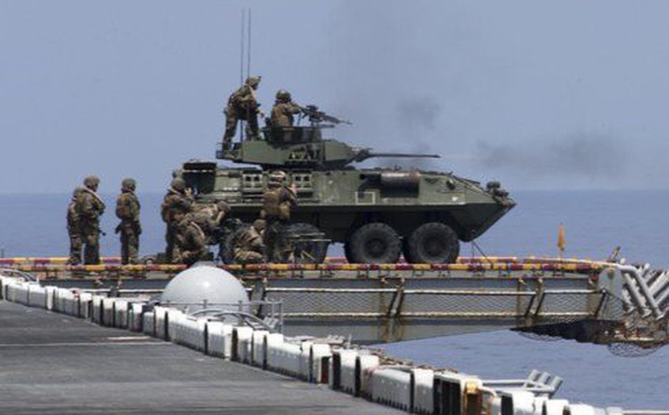[ẢNH] Tại sao Mỹ lại ‘xích’ xe thiết giáp LAV-25 vào sàn tàu đổ bộ?