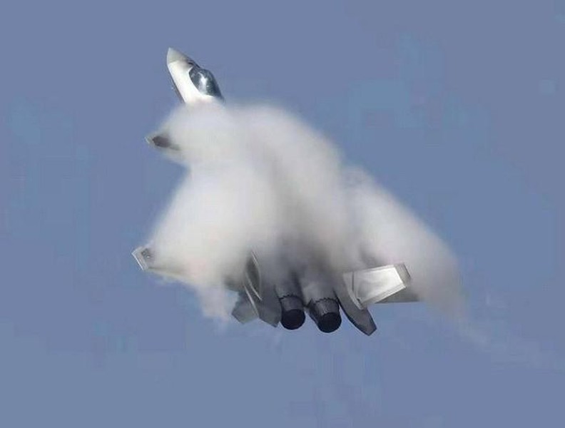 [ẢNH] Chiến đấu cơ tàng hình J-20 Trung Quốc phô trương phi đội bay biểu diễn đặc biệt