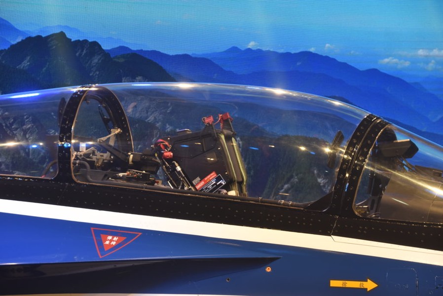 [ẢNH] Đài Loan (Trung Quốc) ra mắt máy bay huấn luyện siêu âm có khả năng chiến đấu cực tốt