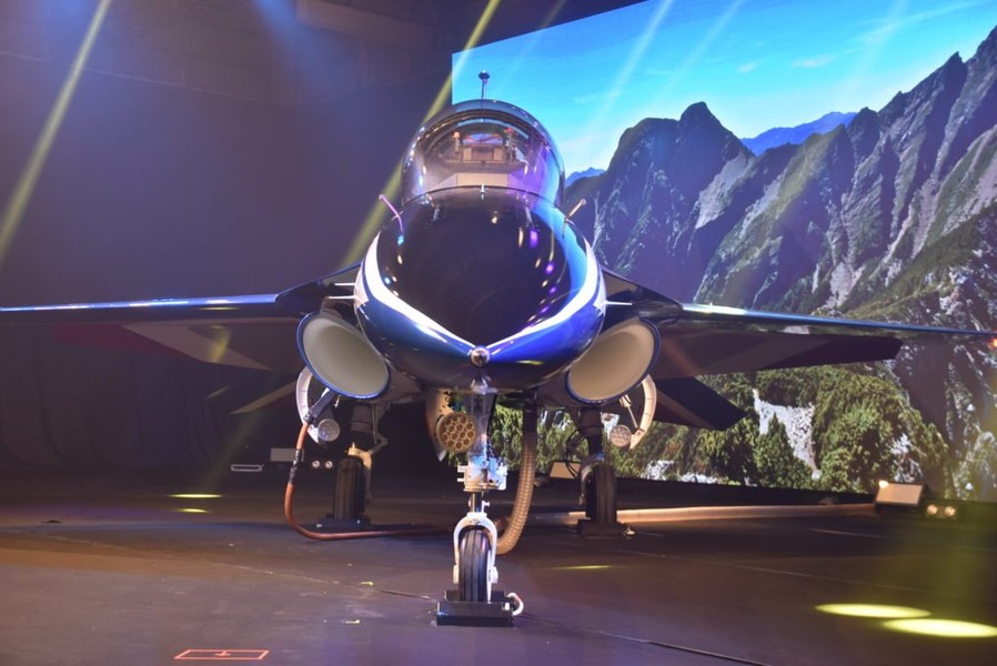 [ẢNH] Đài Loan (Trung Quốc) ra mắt máy bay huấn luyện siêu âm có khả năng chiến đấu cực tốt