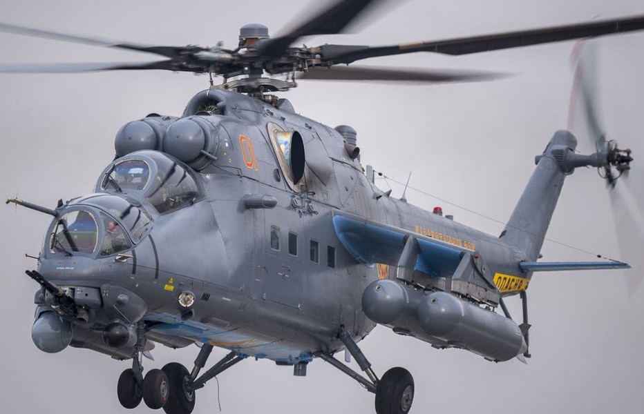 [ẢNH] Trực thăng tấn công hạng nặng Mi-35P 'thổi' sập lễ đài tại Indonesia