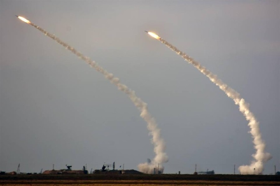[ẢNH] Ukraine bất ngờ khai hỏa S-300 dữ dội sát bán đảo Crimea