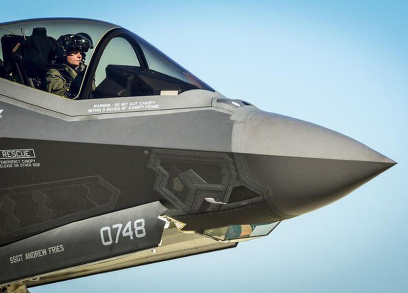 [ẢNH] Thấy gì qua chiếc mũ 9 tỷ đồng dành cho phi công chiến đấu cơ F-35?