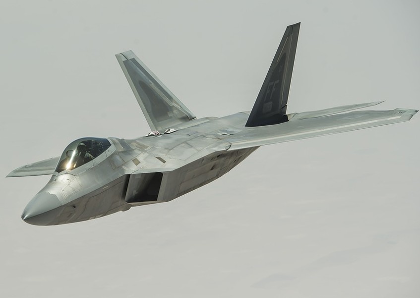 [ẢNH] F-22 Mỹ cảnh báo F-4 Iran: 