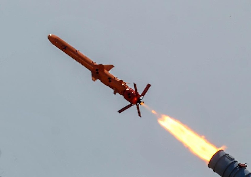 [ẢNH] Tiêm kích Su-27 Ukraine đuổi theo tên lửa diệt hạm vừa phóng