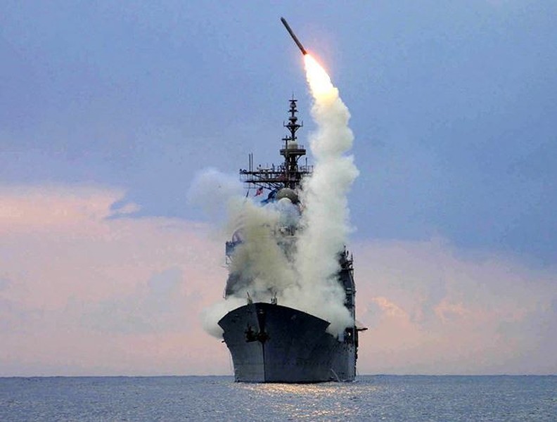[ẢNH] Khu trục hạm Mỹ chất đầy tên lửa áp sát tàu do thám Nga