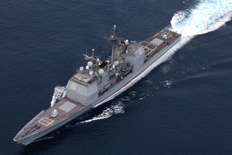 [ẢNH] Khu trục hạm Mỹ chất đầy tên lửa áp sát tàu do thám Nga