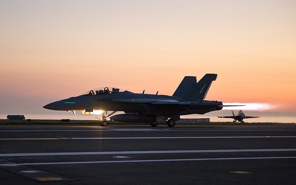 [ẢNH] Nữ phi công F/A-18F Mỹ kể về lần đầu không kích khủng bố IS