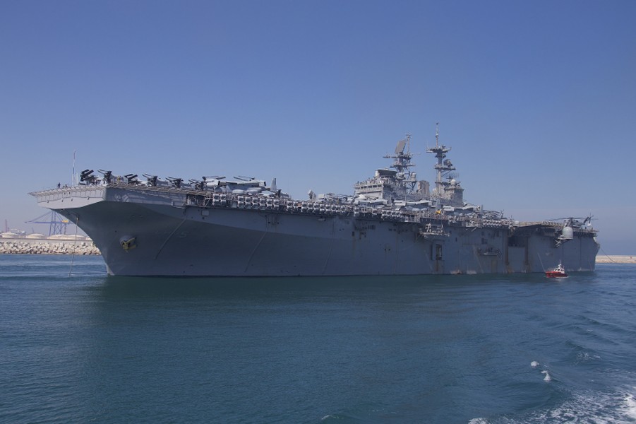 [ẢNH] Mỹ điều siêu tàu đổ bộ mang chiến đấu cơ dị tới áp sát Iran