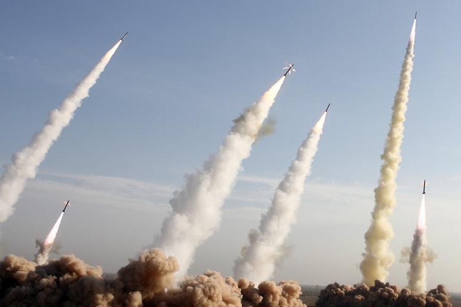 [ẢNH] Iran bất ngờ phóng tên lửa ào ạt vào căn cứ Mỹ tại Iraq rạng sáng nay