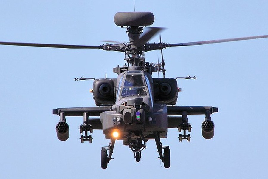 [ẢNH] ‘Hung thần’ Apache Mỹ bay thấp, thị uy sức mạnh với quân cảnh Nga?