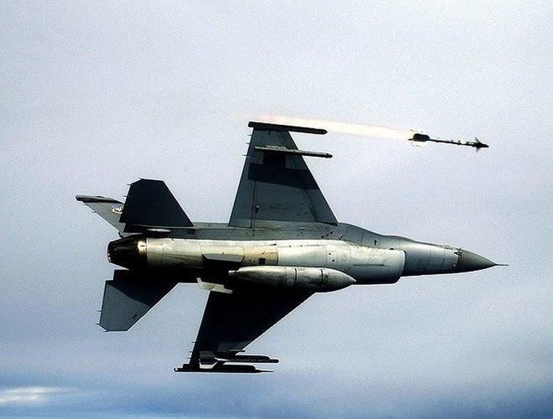 [ẢNH] Mỹ ngưng cấp tên lửa sát thủ từng phá nát Su-24 Nga cho F-16 của Iraq