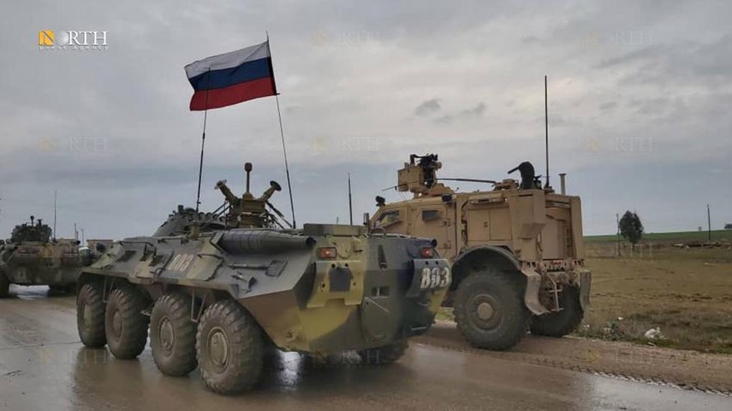 [ẢNH] Xe bọc thép BTR-82A của Nga né thiết giáp Mỹ tại Syria