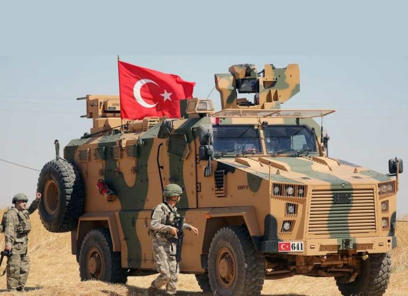 [ẢNH] Xe bọc thép hiện đại Thổ Nhĩ Kỳ tràn ngập Bắc Syria