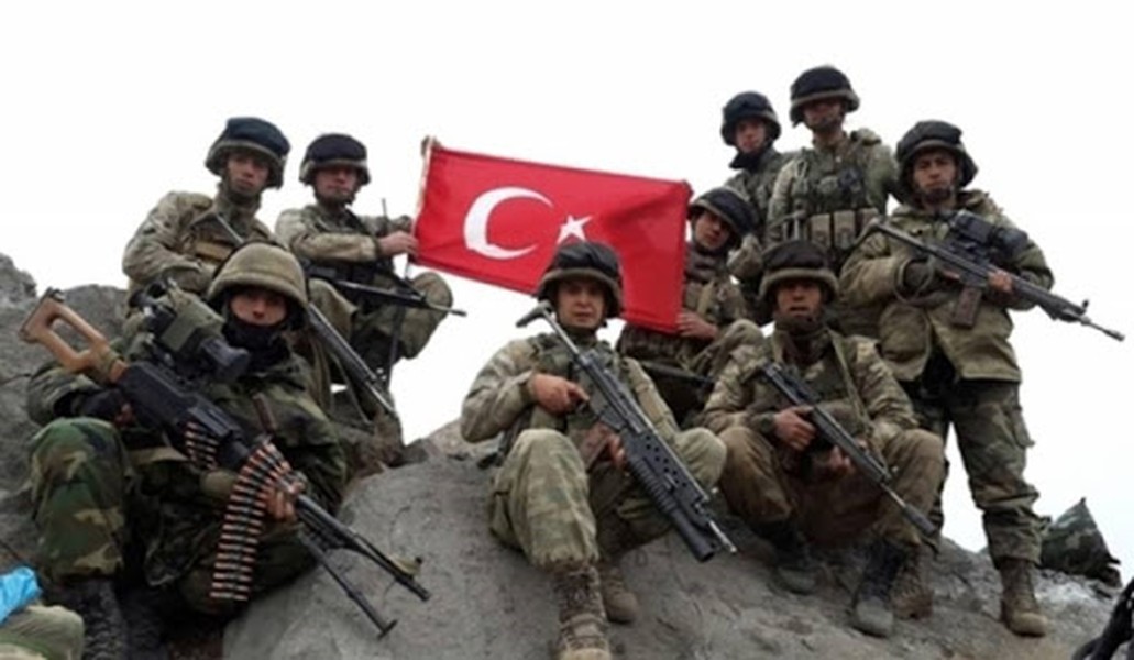 [ẢNH] Lính Thổ Nhĩ Kỳ nhắm thẳng tên lửa vào máy bay Nga?