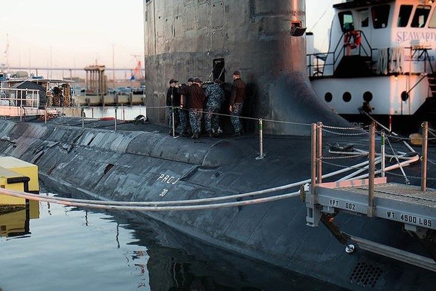 [ẢNH] Siêu tàu ngầm hạt nhân Mỹ mới hạ thủy đã bị nước biển lột vỏ