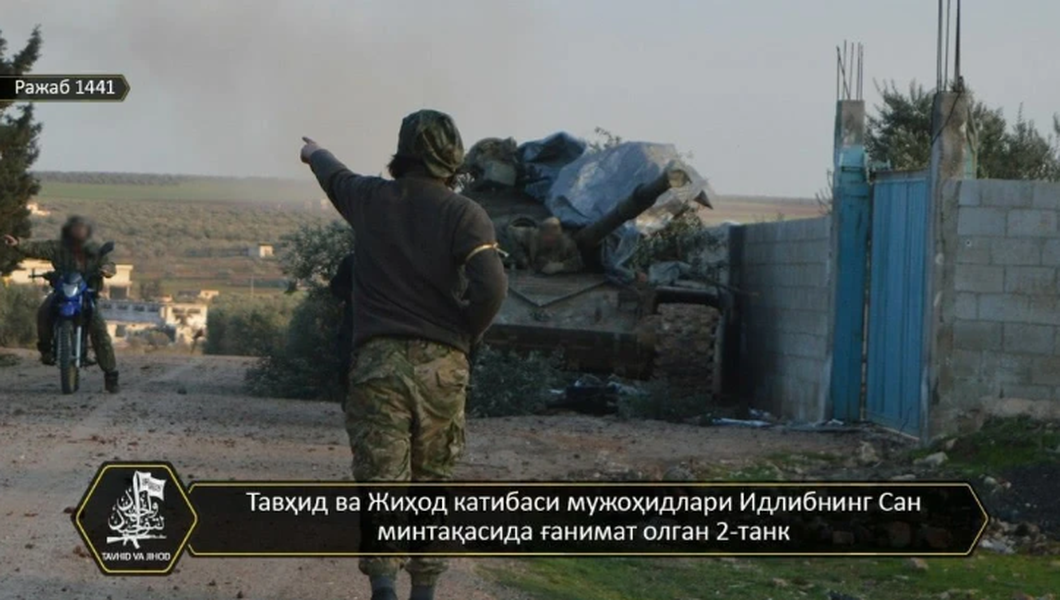 [ẢNH] Phiến quân đánh rát, lính Syria bỏ cả chiến tăng T-72 để tháo chạy