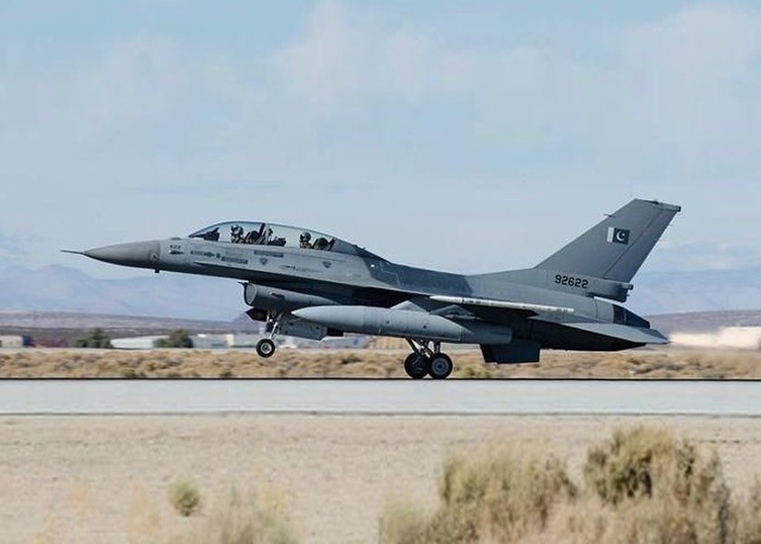 [ẢNH] Tiêm kích F-16 của không quân Pakistan lao xuống đất vỡ vụn