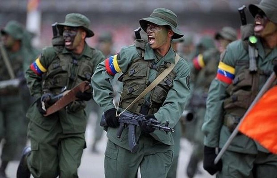 [ẢNH] Tướng quân đội Venezuela tự nộp mình cho Mỹ