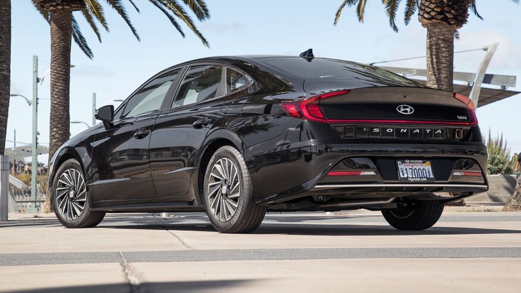 [ẢNH] Hyundai Sonata Hybrid 2020 siêu tiết kiệm nhiên liệu, hết xăng vẫn di chuyển được 3,2km