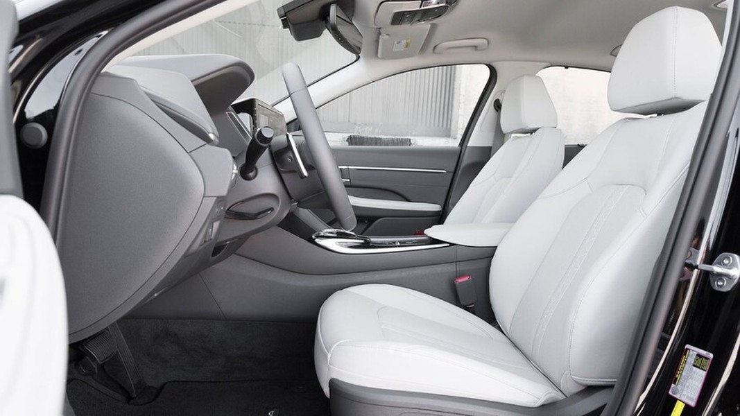 [ẢNH] Hyundai Sonata Hybrid 2020 siêu tiết kiệm nhiên liệu, hết xăng vẫn di chuyển được 3,2km
