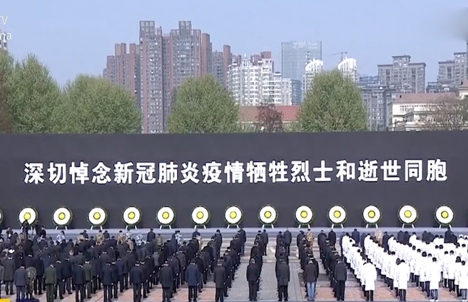 [ẢNH] Cả nước Trung Quốc dừng lại 3 phút, mặc niệm người thiệt mạng vì Covid-19