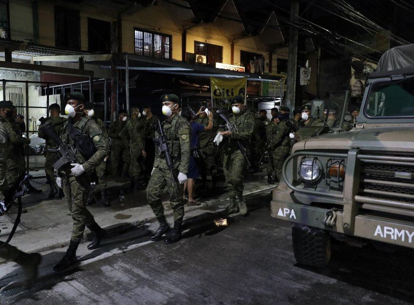 [ẢNH] Cảnh sát Philippines bắn chết người đàn ông vì kháng lệnh phòng chống Covid-19