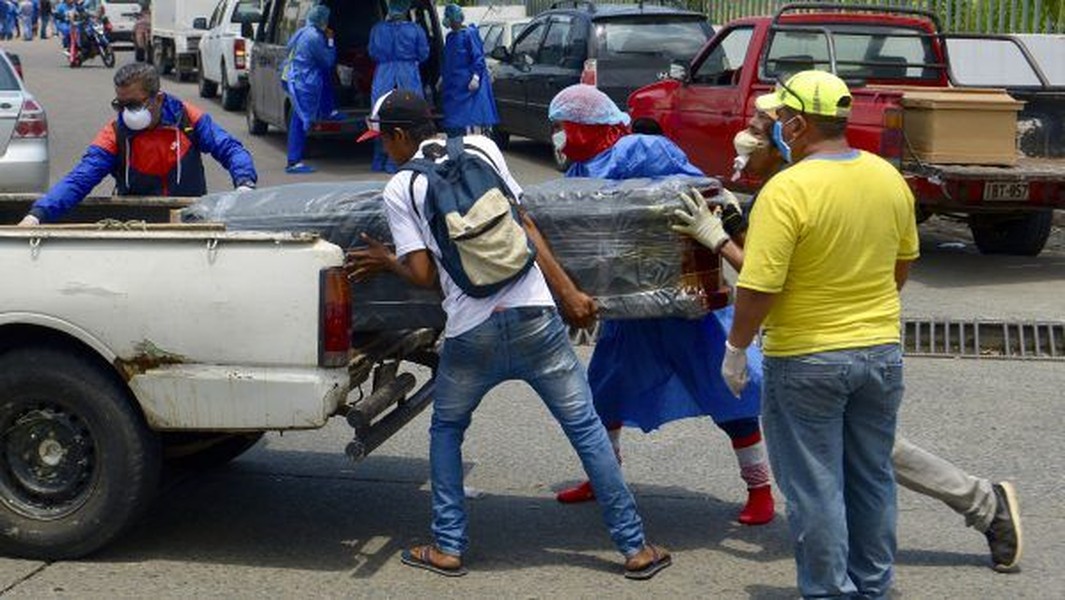 [ẢNH] Cảnh tang thương ở Ecuador: Dùng thùng carton thay quan tài bệnh nhân Covid-19