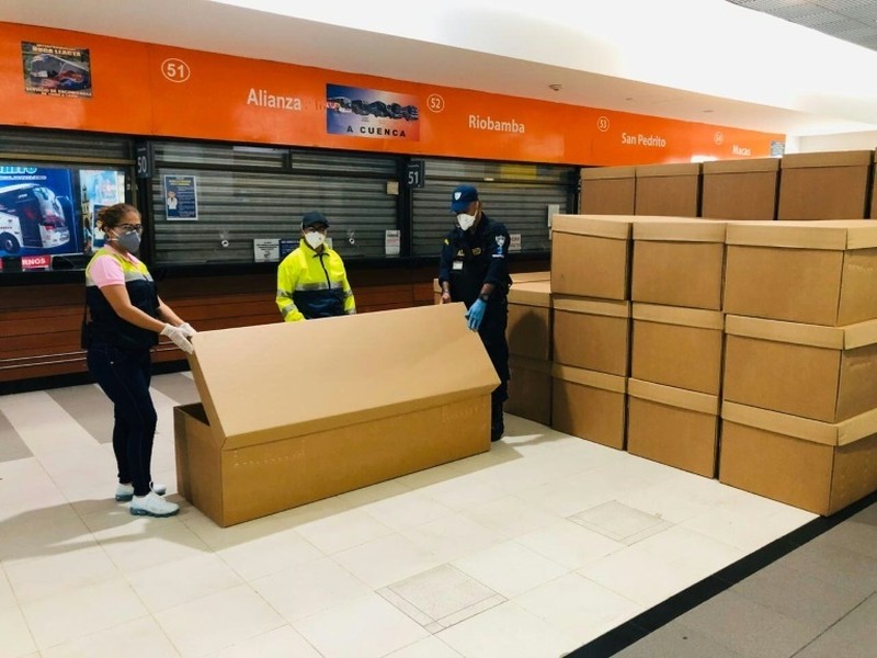 [ẢNH] Cảnh tang thương ở Ecuador: Dùng thùng carton thay quan tài bệnh nhân Covid-19