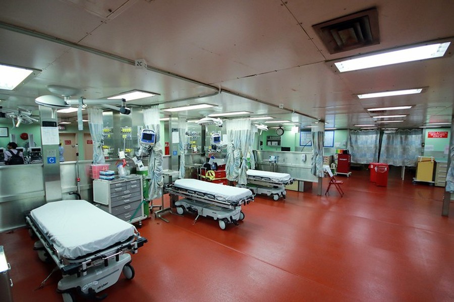 [ẢNH] Vận đen vây bám tàu bệnh viện được điều chống dịch Covid-19