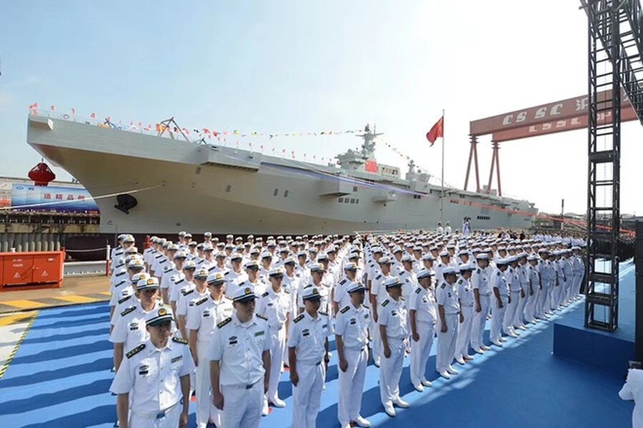 [ẢNH] Khi niềm tự hào Type 075 của Trung Quốc bốc cháy ngay tại bến cảng