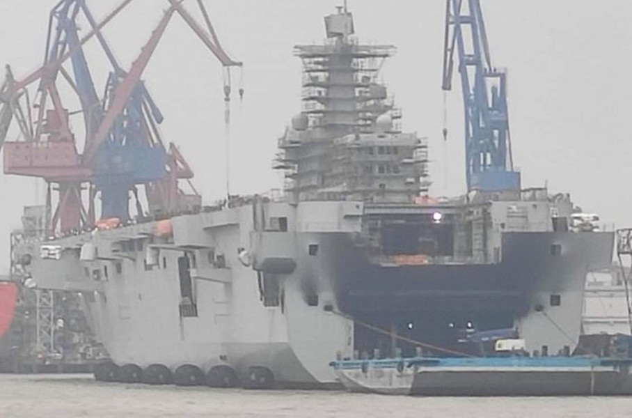 [ẢNH] Khi niềm tự hào Type 075 của Trung Quốc bốc cháy ngay tại bến cảng