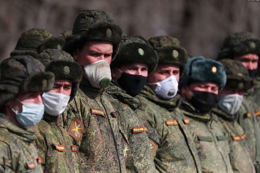 [ẢNH] Binh sĩ Nga đeo khẩu trang kín mít tập duyệt binh cho Ngày Chiến thắng