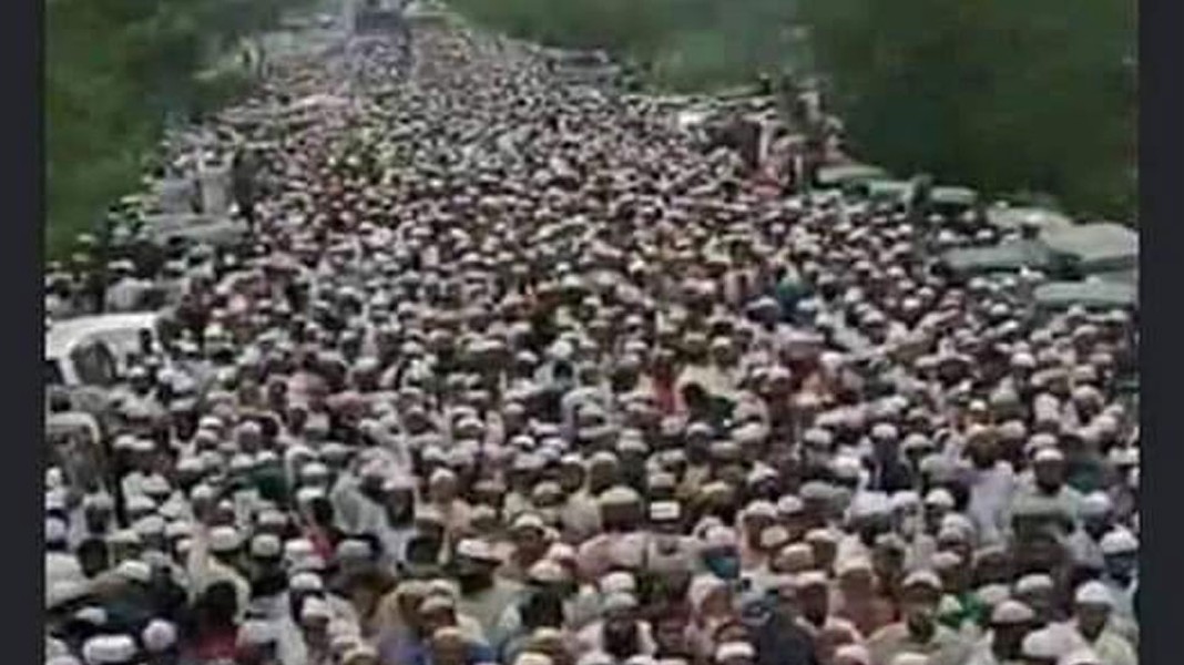 [ẢNH] 100.000 người dự đám tang giữa lệnh phong tỏa vì đại dịch Covid-19