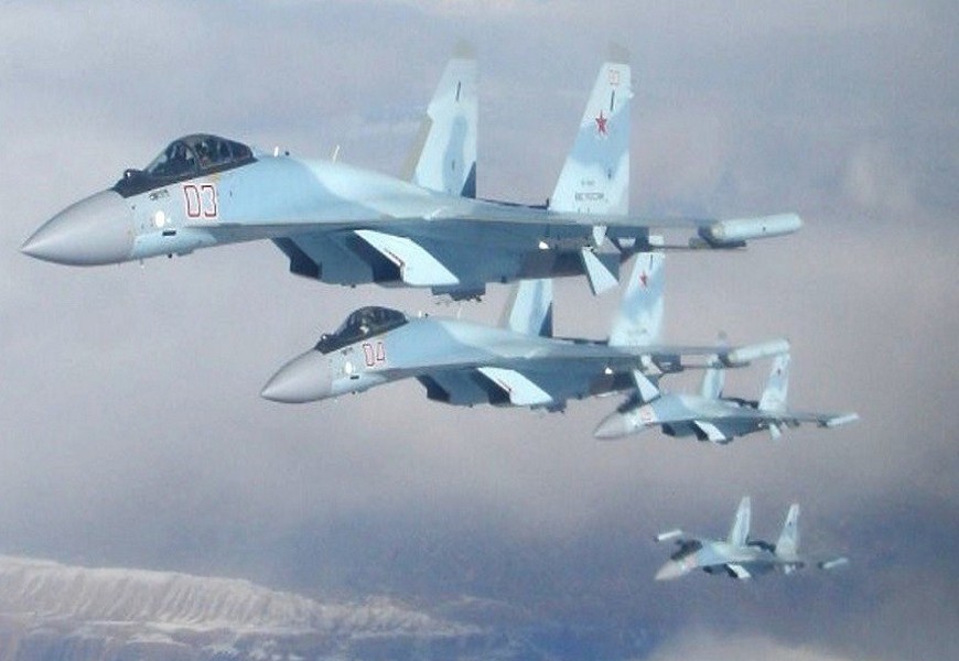 [ẢNH] Su-35 Nga bất chợt áp sát khiến ‘thần biển’ P-8A Mỹ loạng choạng trên không trung