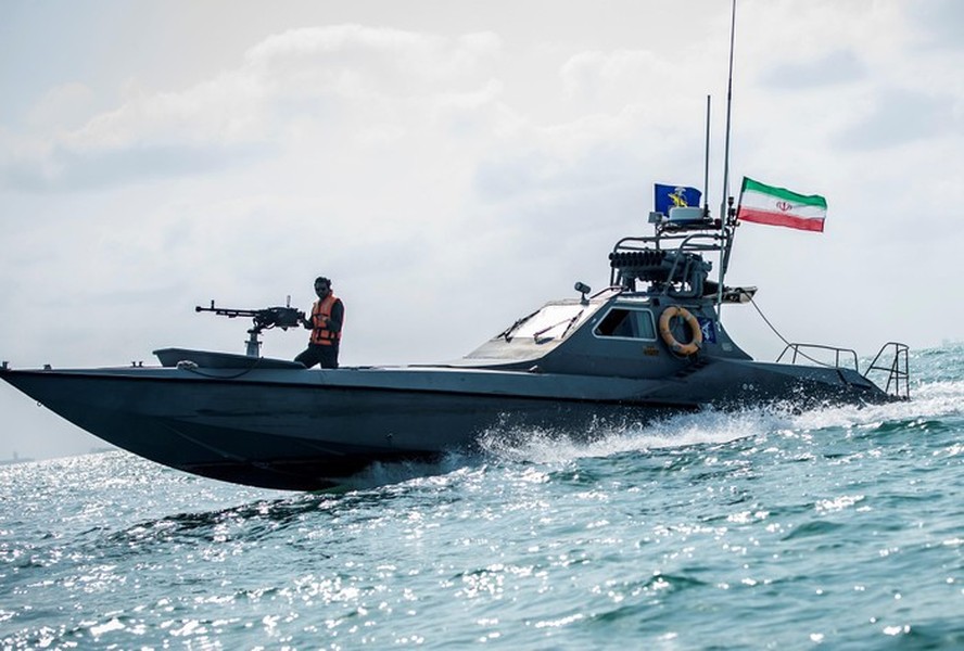 [ẢNH] Pháo phản lực đa nòng đáng sợ trên xuồng cao tốc Iran vừa áp sát chiến hạm Mỹ