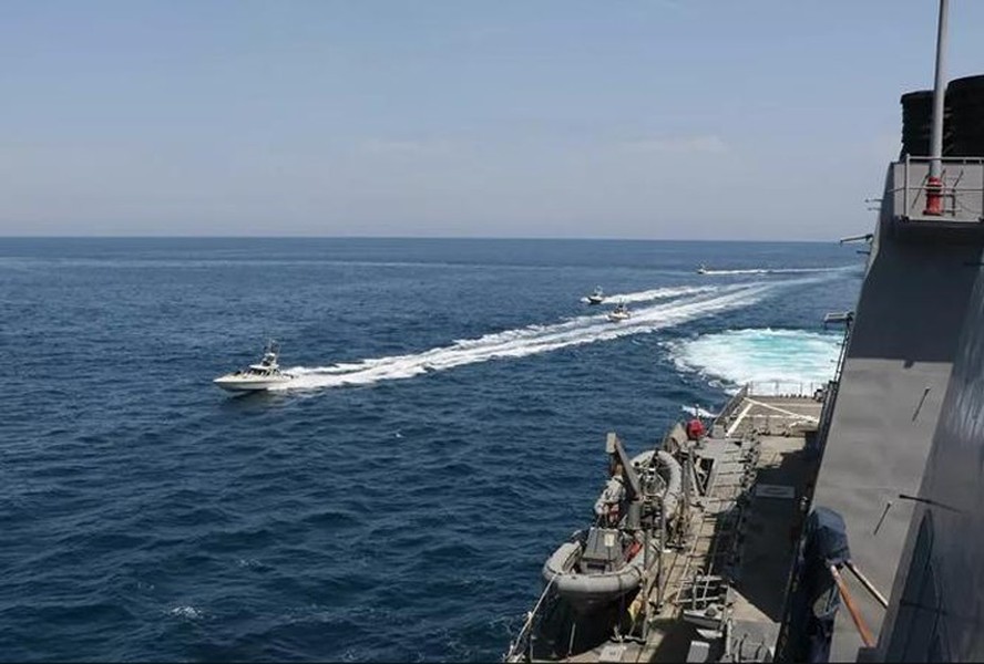 [ẢNH] Pháo phản lực đa nòng đáng sợ trên xuồng cao tốc Iran vừa áp sát chiến hạm Mỹ