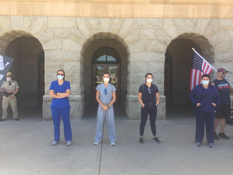 [ẢNH] Nữ y tá thách thức người biểu tình Mỹ đang đòi dỡ bỏ lệnh phong tỏa
