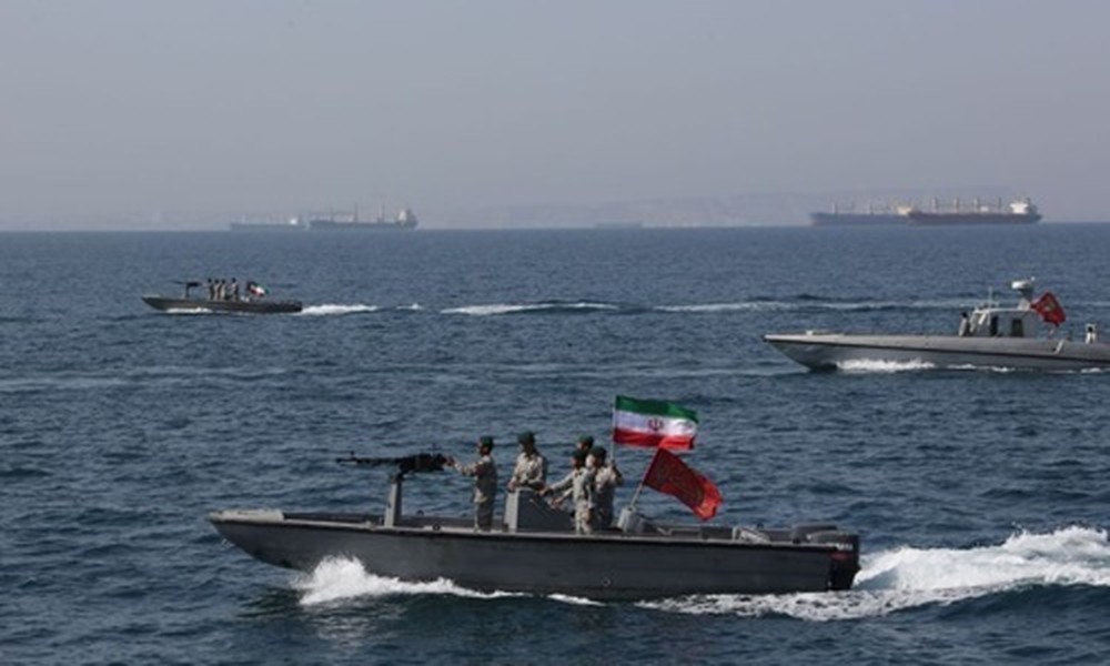 [ẢNH] Súng máy hạng nặng trên xuồng cao tốc Iran vừa áp sát chiến hạm Mỹ