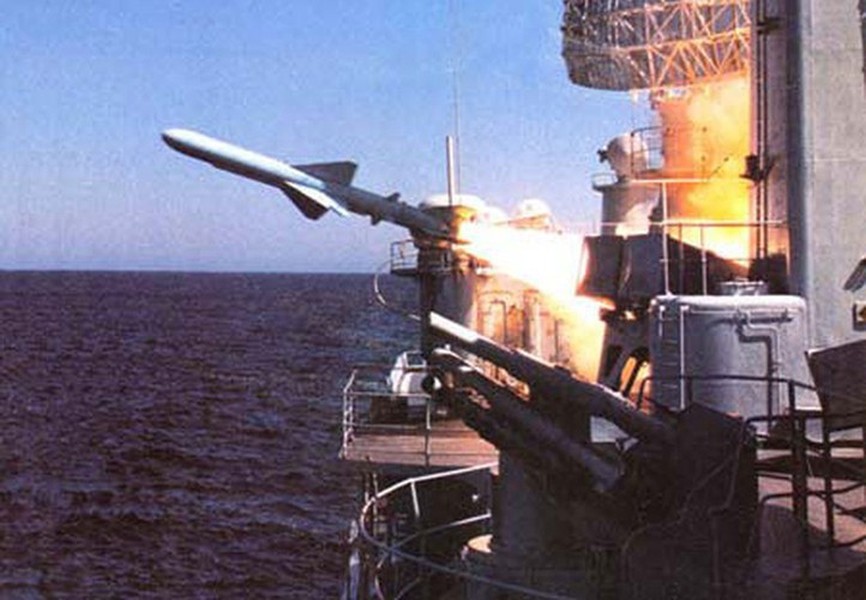[ẢNH] Tên lửa diệt hạm Trung Quốc trong biên chế Iran có thể gây nguy hiểm cho tàu chiến Mỹ