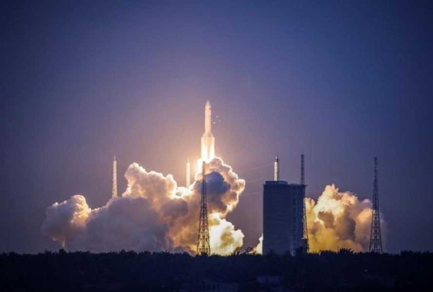 [ẢNH] Tên lửa nặng 17,8 tấn của Trung Quốc rơi tự do xuống Trái đất