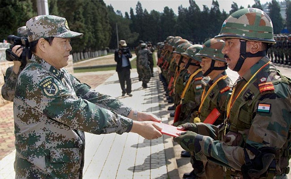 [ẢNH] Trung Quốc và Ấn Độ âm thầm tăng quân, nguy cơ xung đột lớn ở biên giới?
