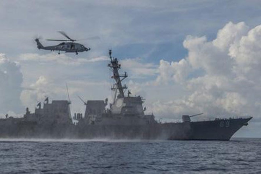 [ẢNH] Chiến hạm Mỹ mang tên lửa Tomahawk tuần tra áp sát Hoàng Sa