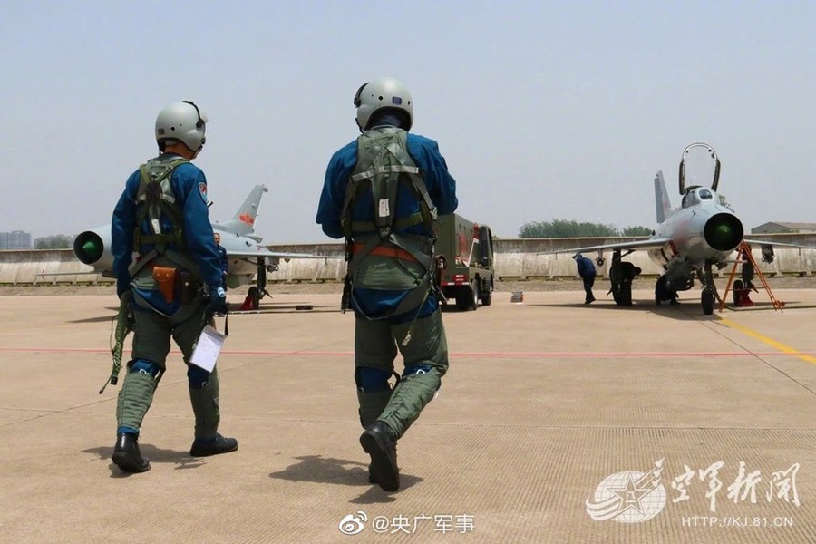 [ẢNH] Vì sao không quân Trung Quốc vẫn phải sử dụng ''quan tày bay'' J-7?