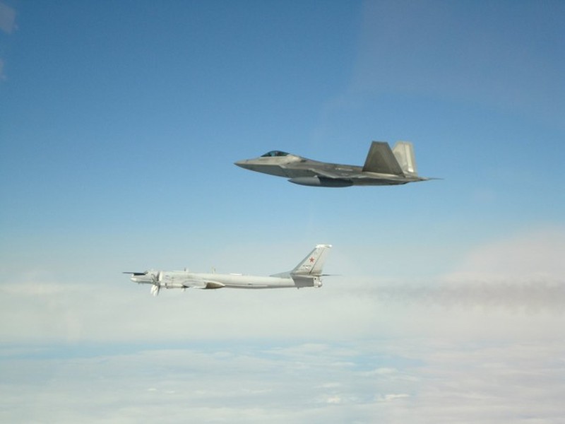 [ẢNH] ‘Chim ăn thịt’ F-22 Mỹ áp sát ‘gấu bay’ Tu-95MS Nga