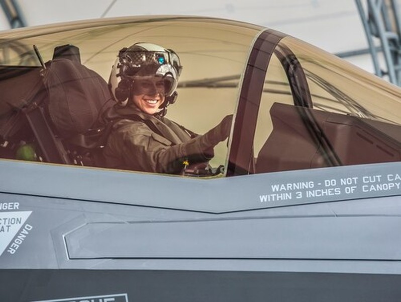 [ẢNH] Mỹ có nữ phi công F-35A đầu tiên