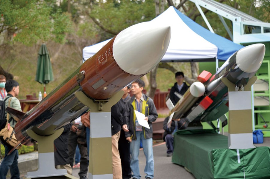 [ẢNH] Bí ẩn loại tên lửa đánh chặn đảo Đài Loan vừa phóng