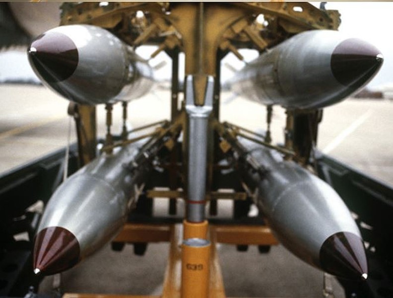 [ẢNH] F-15E thử nghiệm thành công khả năng mang bom hạt nhân B61-12