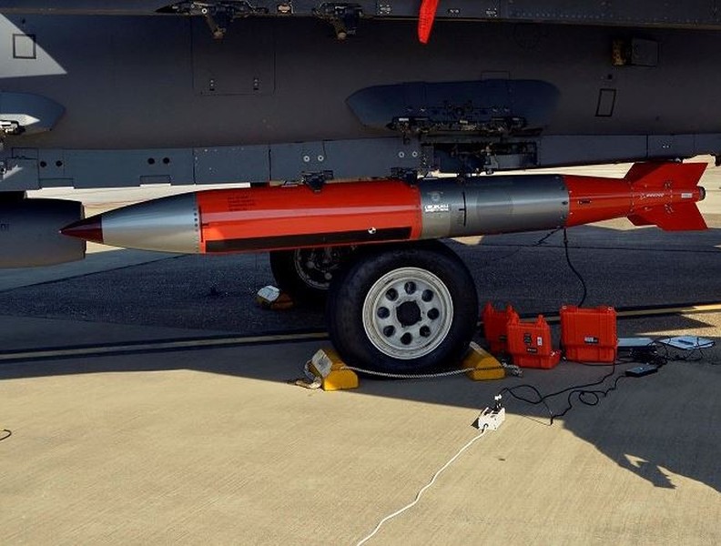 [ẢNH] F-15E thử nghiệm thành công khả năng mang bom hạt nhân B61-12